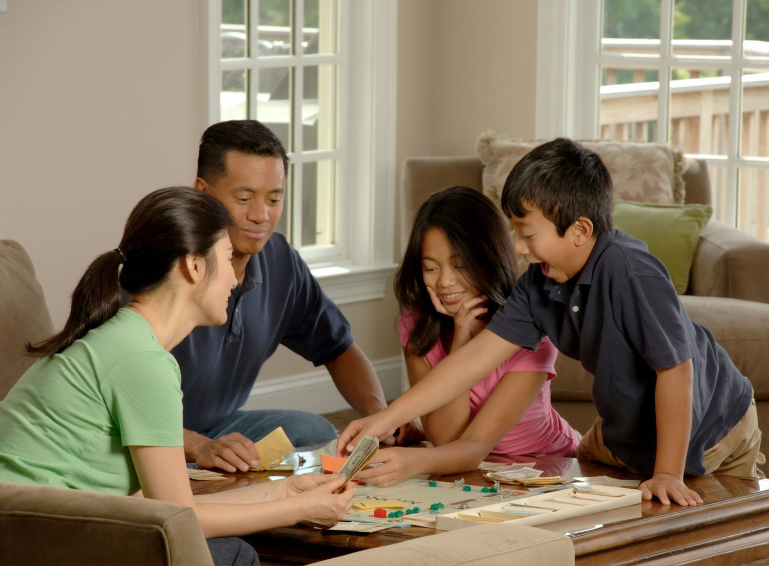 Jeux de société en famille : Guide complet pour choisir le jeu parfait en 2025